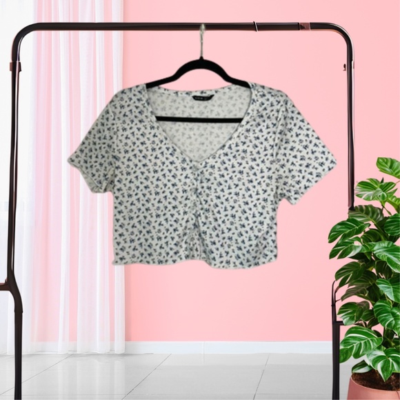 SHEIN Tops - SHEIN Ditsy Floral Button Up Crop Top -‎ Size XL